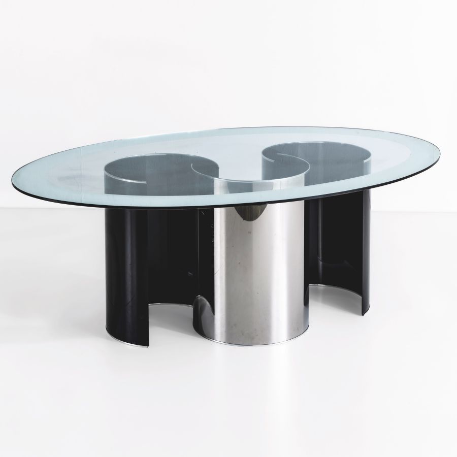 Tavolino ovale in vetro con una base scultorea caratterizzata da supporti in metallo curvato nero e argento disposti in un design moderno e geometrico. Perfetto per valorizzare il vostro spazio abitativo, questo pezzo conferisce un tocco di design contemporaneo ad asta settembre.