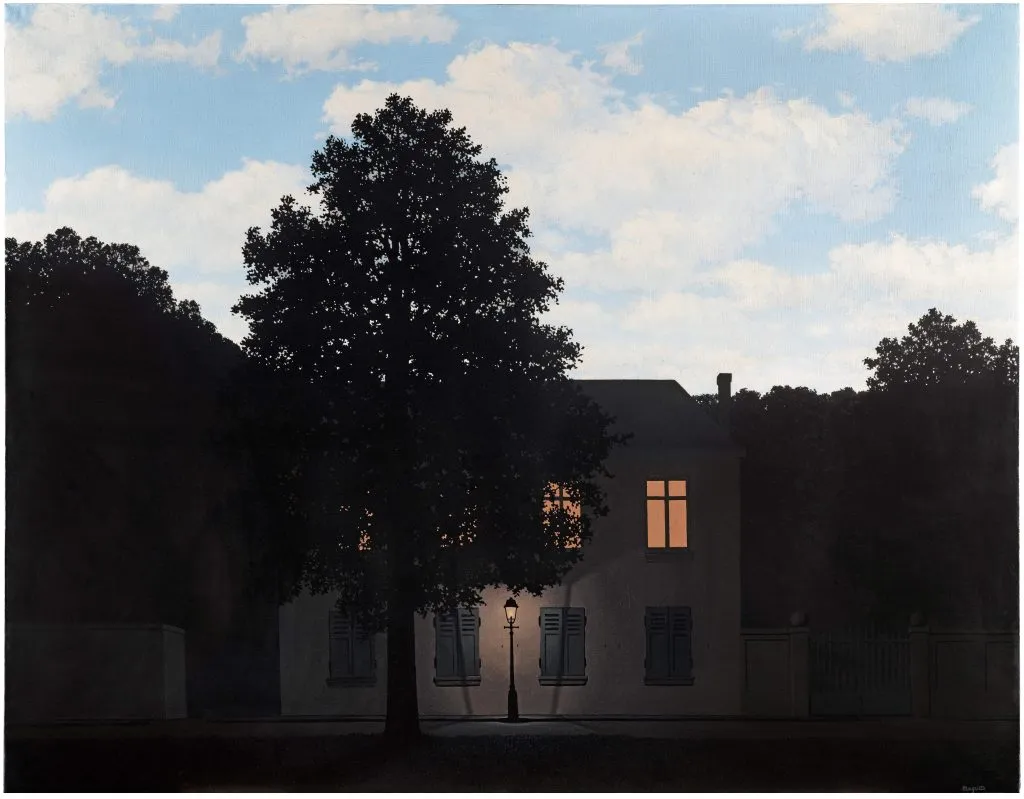Un grande albero si erge davanti a una casa bianca con finestre illuminate, illuminata da un lampione al crepuscolo. L'atmosfera surrealista evoca scene da mercato dell'arte, mentre le nuvole illuminano il cielo sopra gli alberi in ombra.