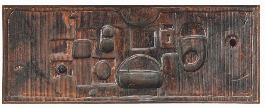 Un rilievo rettangolare in legno con intagli astratti e geometrici - tra cui quadrati, cerchi e forme arrotondate - su una superficie strutturata e macchiata di scuro; un design di grande effetto asta settembre.