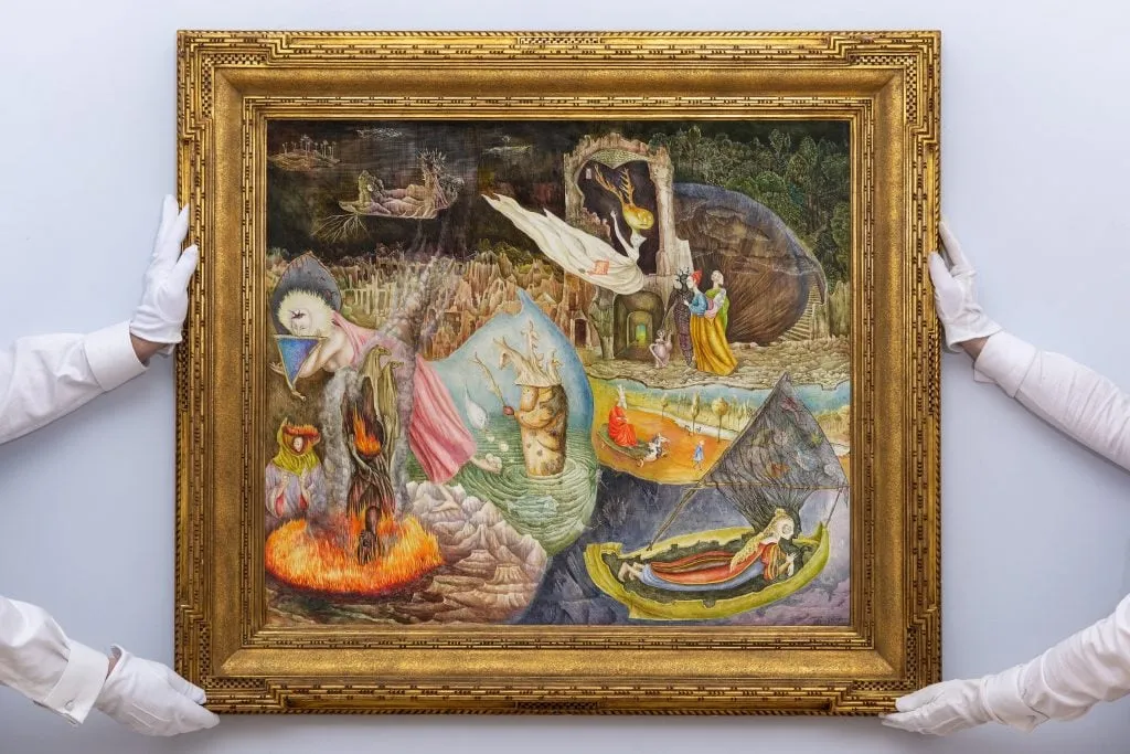 Due mani guantate reggono una cornice d'oro ornata che mostra un dipinto di ispirazione surrealista con scene fantastiche, tra cui una figura con la testa di uccello, un vulcano e altro ancora, catturando lo spirito vibrante del mercato dell'arte.
