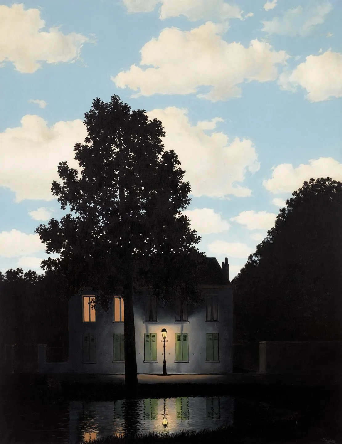 Una casa si erge sotto un cielo azzurro e nuvoloso al tramonto, con le finestre illuminate da una calda luce gialla. Le forti ombre e i riflessi di un grande albero conferiscono alla scena un tocco di surrealismo, evocando un'enigmatica atmosfera da mercato dell'arte.