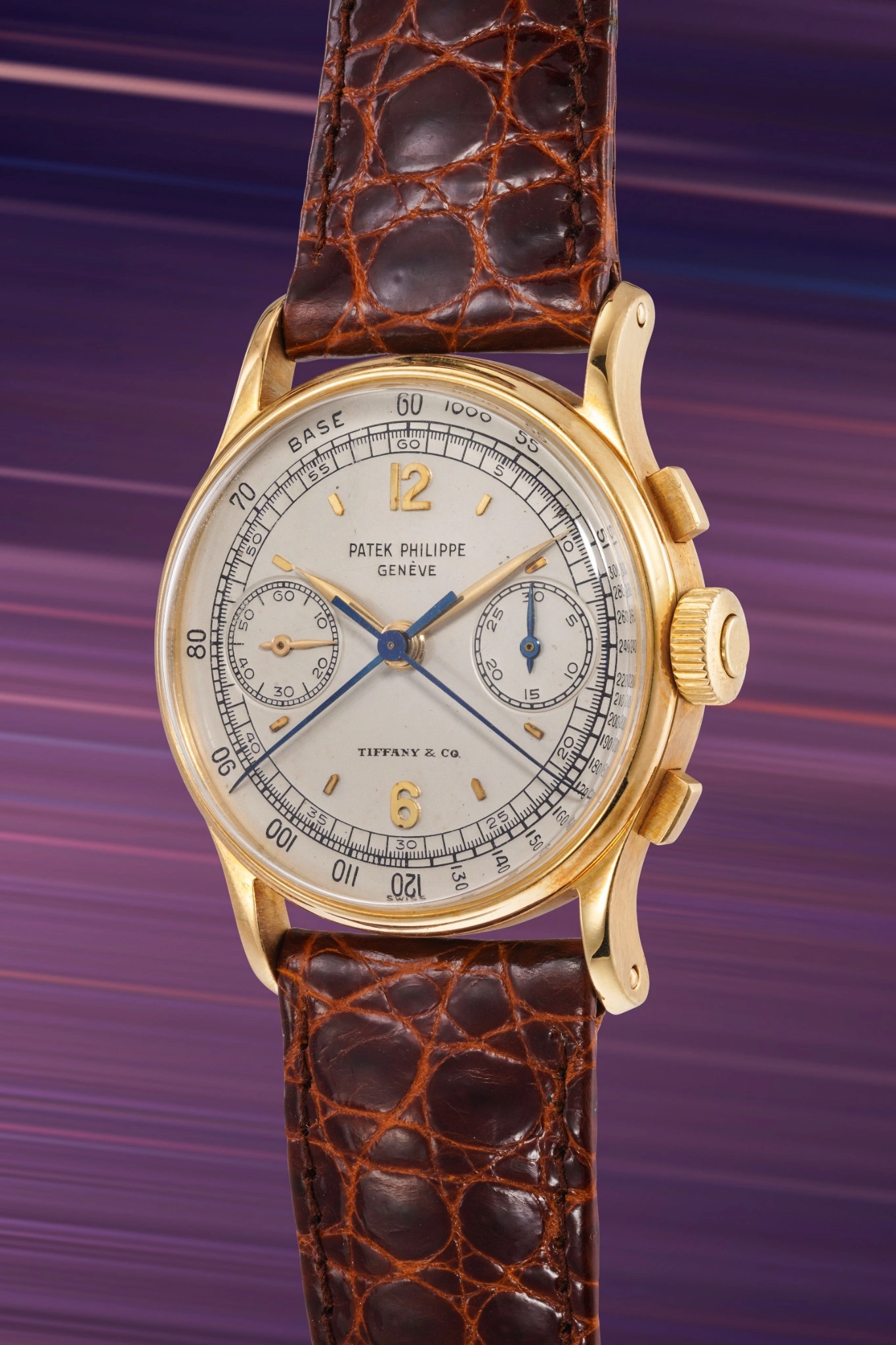 Orologio da polso cronografo d'epoca Patek Philippe con cassa in oro, cinturino in pelle di coccodrillo marrone e quadrante argentato con contatori e marchio Tiffany & Co.