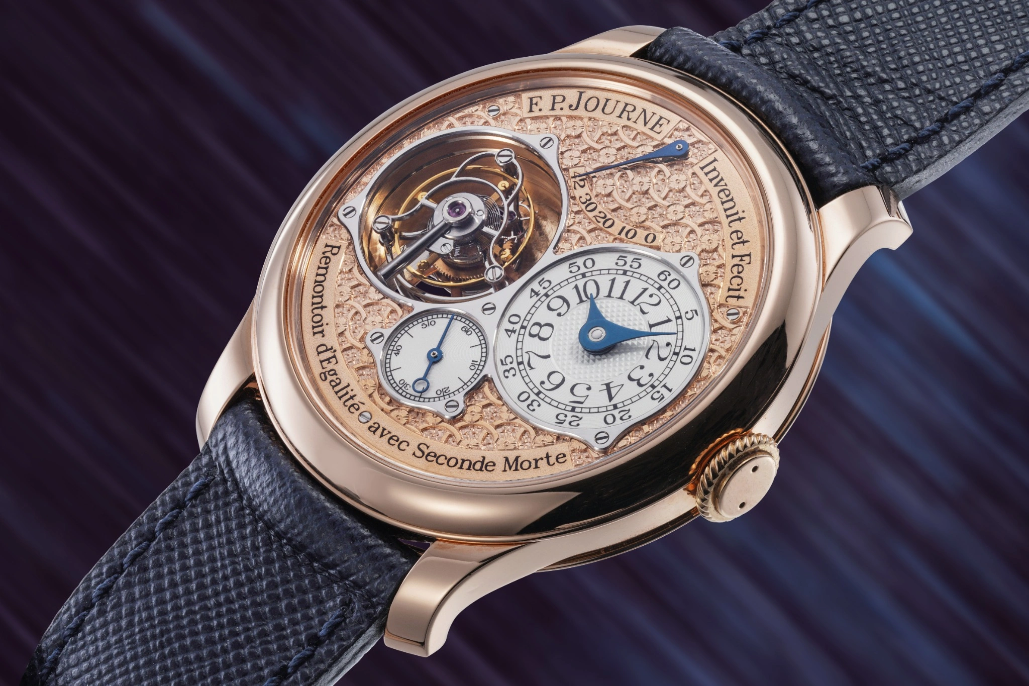 Un lussuoso orologio da polso F.P. Journe con quadrante in oro rosa, meccanismo a tourbillon visibile, due contatori e cinturino in pelle nera, presentato su uno sfondo viola sfocato: un pezzo eccezionale presentato ad asta 10 anni Phillips.
