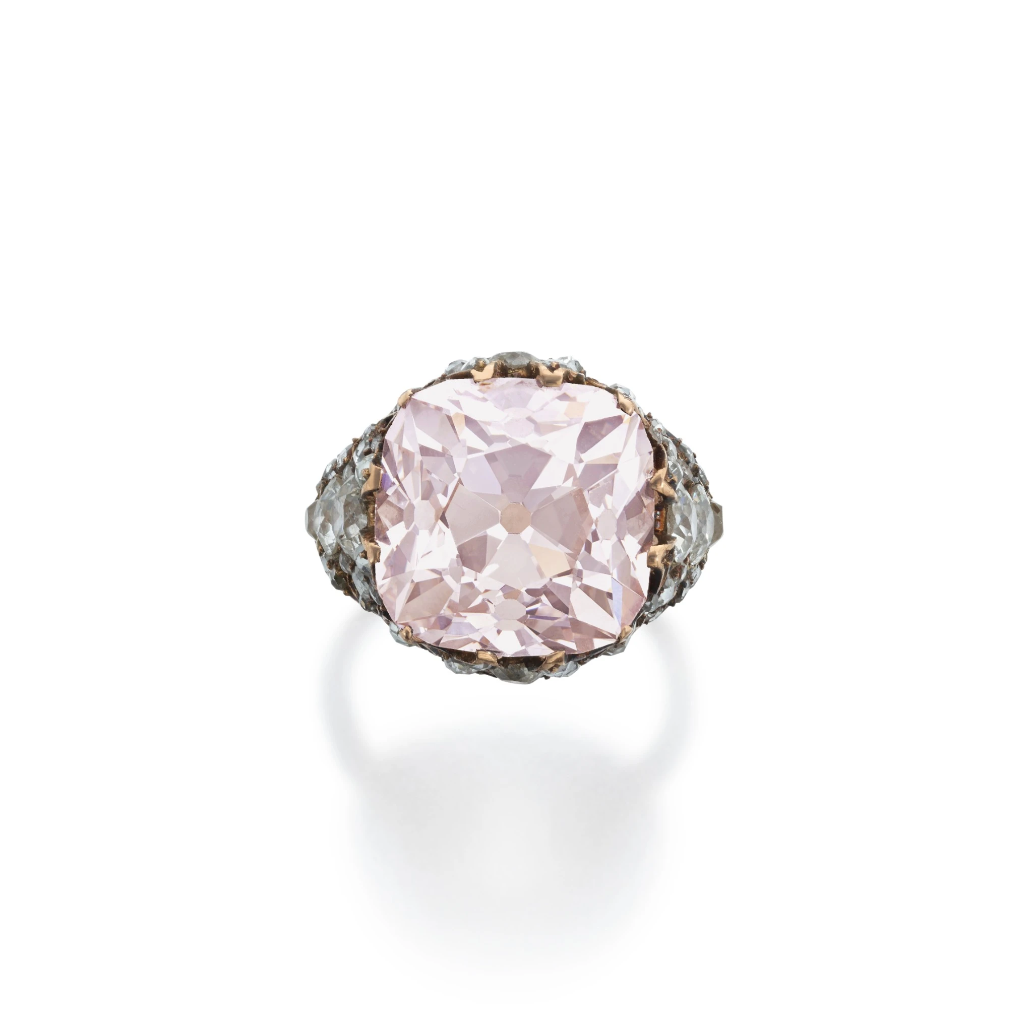 Anello con una grande gemma rosa chiaro di taglio quadrato, ispirata al diamante napoleone, incastonata in una fascia di metallo decorata in stile antico con dettagli intricati.