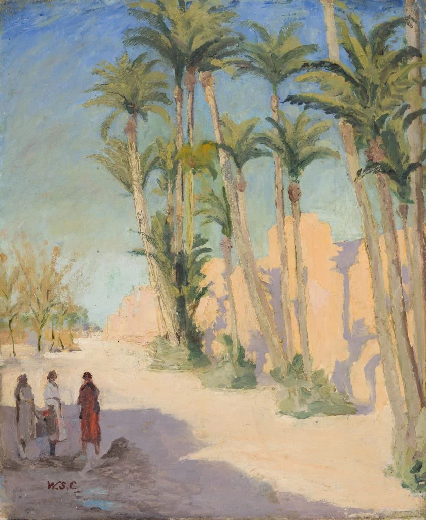 Un dipinto di Churchill Pittore mostra quattro persone in abiti tradizionali in piedi sotto alte palme, con antiche rovine illuminate dal sole e un cielo blu brillante sullo sfondo. La calda luce del sole proietta lunghe ombre sul terreno sabbioso.