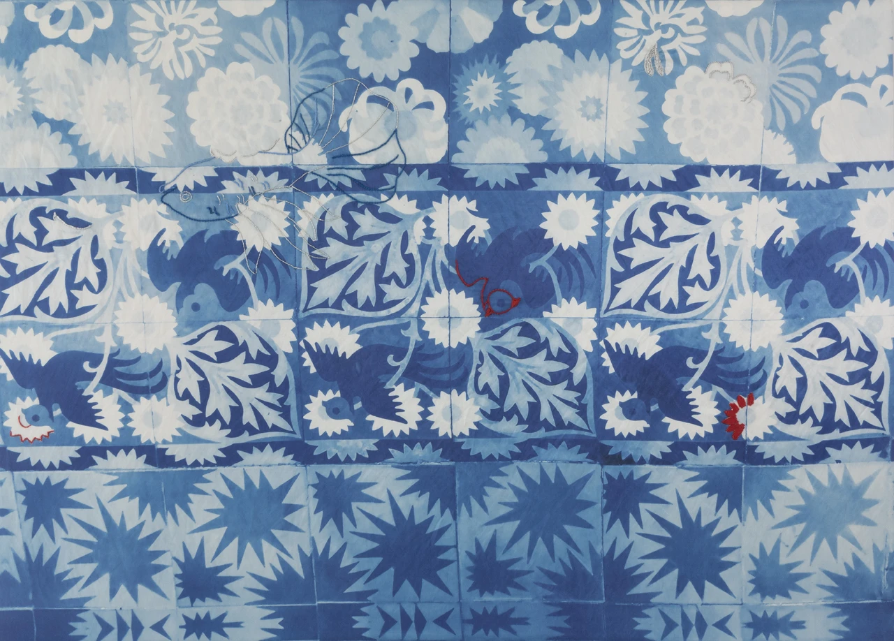 Le piastrelle TOG asta con motivi blu e bianchi presentano intricati motivi floreali e di foglie, con occasionali segni rossi e neri sparsi sul disegno. I motivi sono disposti a fasce orizzontali, creando un effetto decorativo e simmetrico.