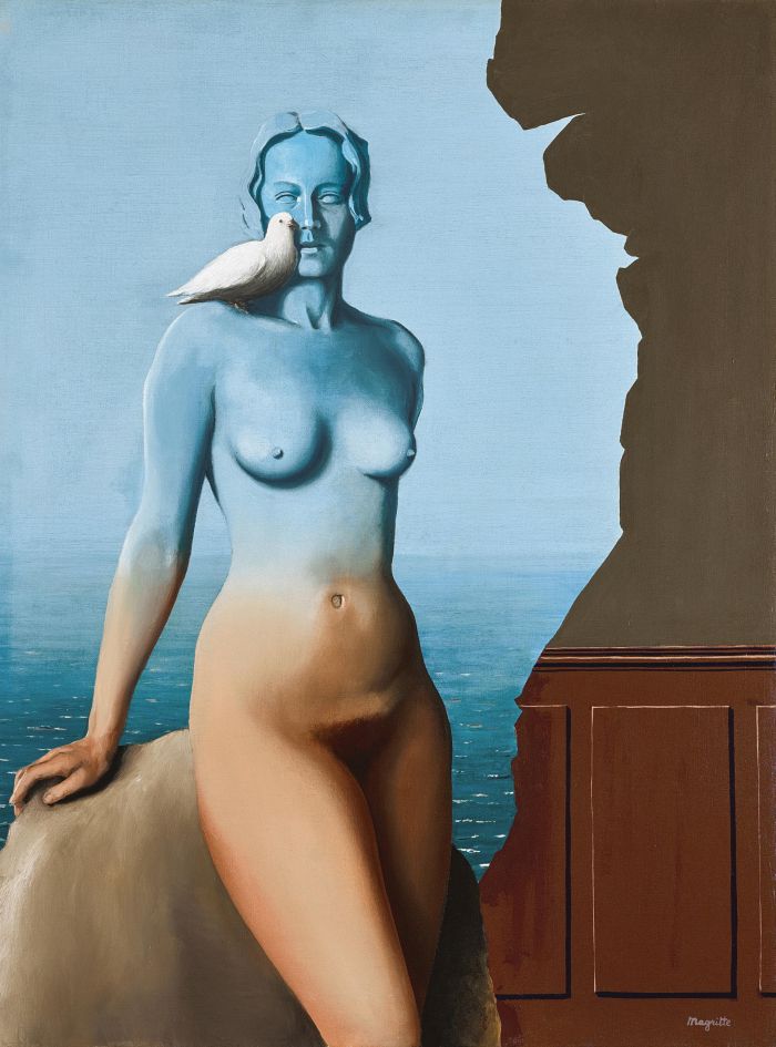 Un dipinto surreale, ispirato a Magritte, mostra una donna nuda con la pelle blu che si confonde con il cielo vicino a una scogliera. Una colomba bianca si posa sulla sua spalla, mentre sulla destra appaiono forme di roccia e di muro marroni, eco del mistero del mercato.