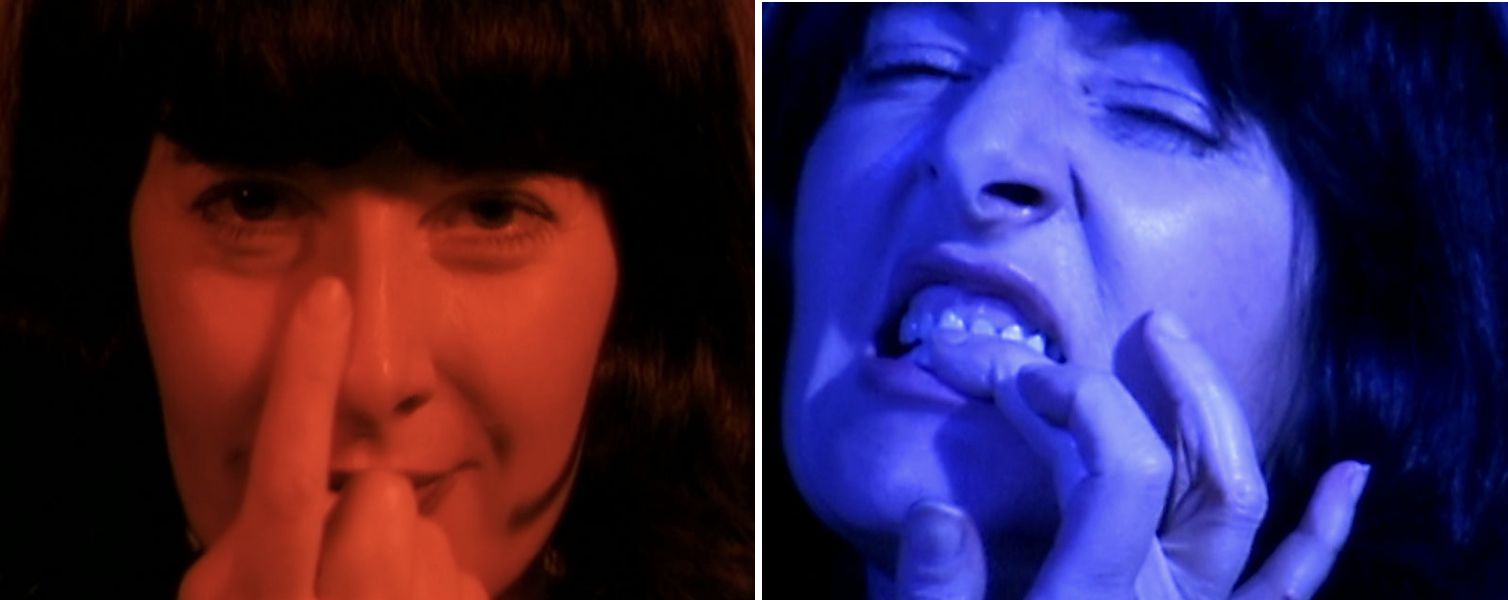 Immagine divisa: A sinistra, una donna illuminata di rosso si pizzica il naso e sorride. A destra, sotto la luce blu, la stessa donna fa una smorfia e si tocca il viso, catturando un'intensità che ricorda le performance di Marina Abramović a Londra.