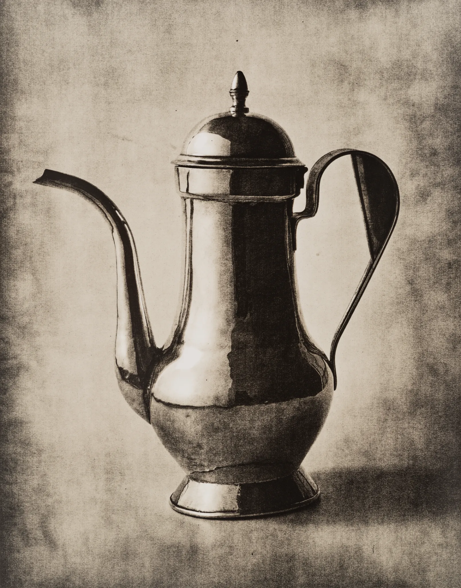 Una teiera vintage in metallo con beccuccio lungo, manico curvo e coperchio appuntito, visualizzata su uno sfondo strutturato in tonalità seppia nello stile di una fotografia di Irving Penn.