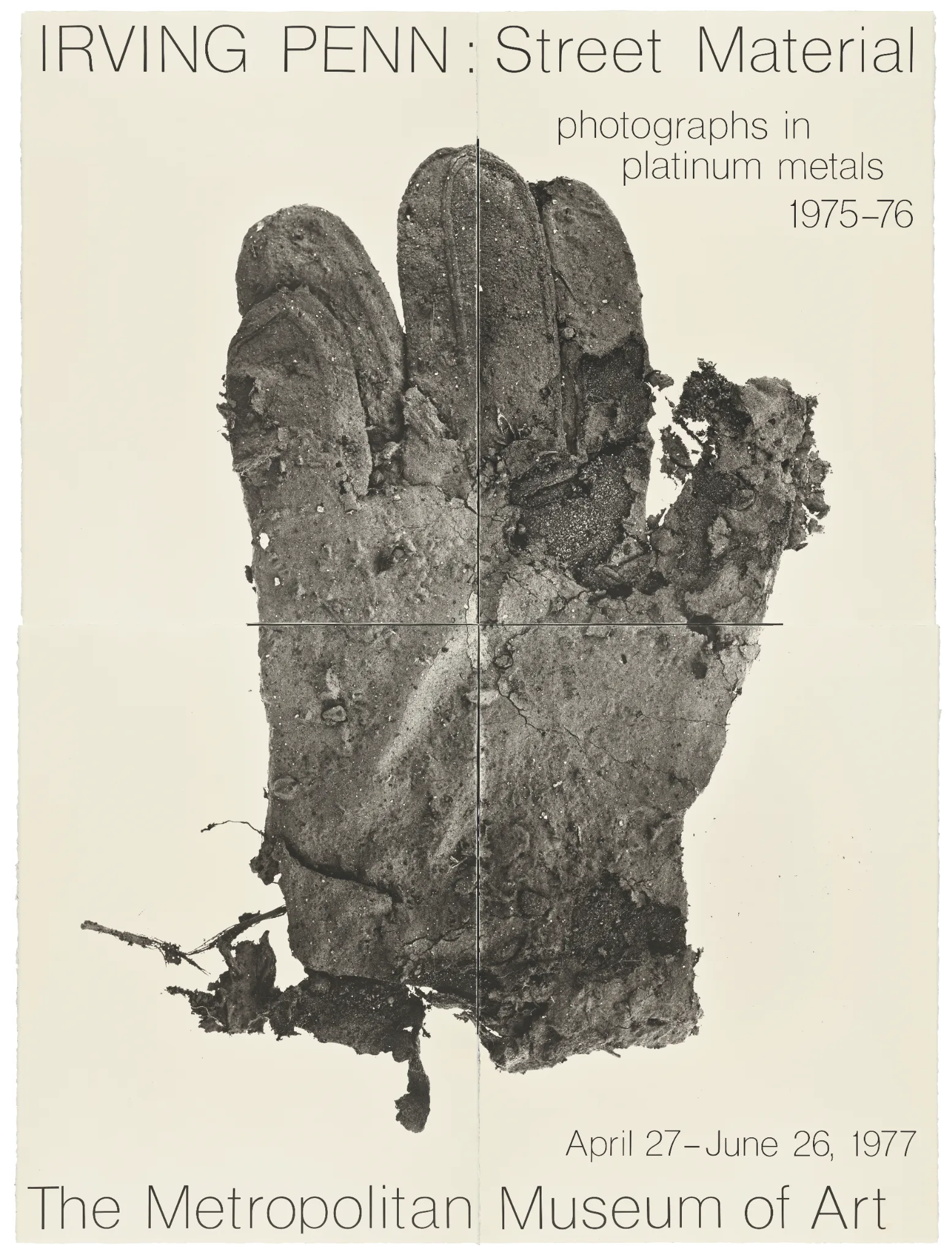 Manifesto per "IRVING PENN: Street Material" che mostra un grande guanto ricoperto di sporcizia. I dettagli della mostra, le date e il nome del museo sono stampati intorno all'immagine del guanto in un testo minimalista, che ricorda i cataloghi dell'asta di Irving Penn.