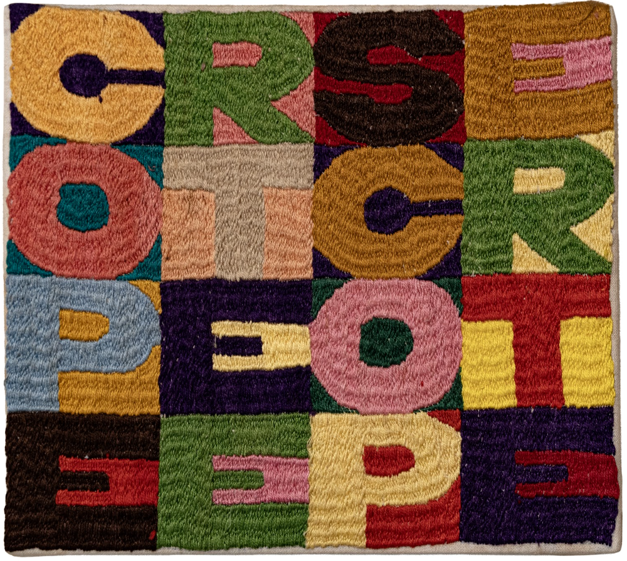Un'opera d'arte tessile colorata nello stile dell'arte di Kruso, caratterizzata da una griglia di lettere stilizzate e a blocchi, soprattutto "C", "R", "S", "O", "T", "P" ed "E", con tinte vivaci e sfondi dinamici che ricordano i Boetti Asta.
