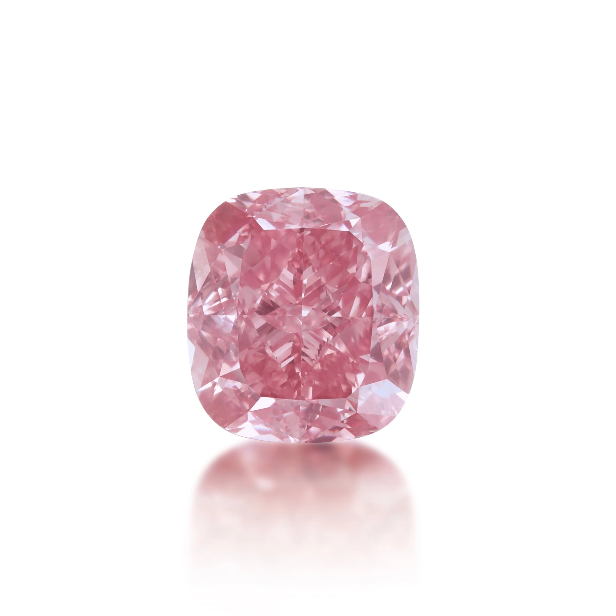 Un diamante rosa sotheby's con taglio a cuscino scintilla brillantemente su uno sfondo bianco, con le sue sfaccettature e i suoi riflessi abbaglianti in bella mostra.