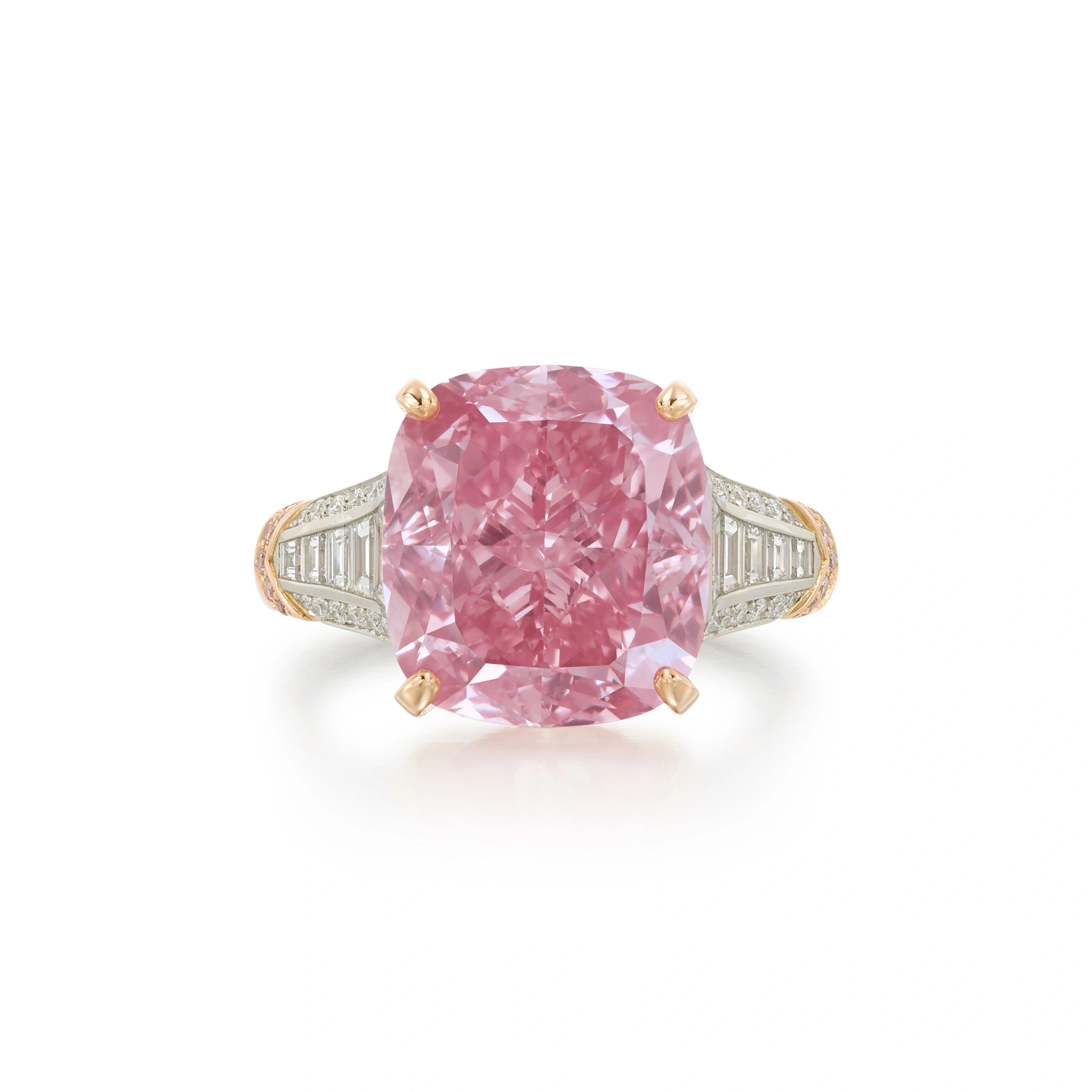Anello con diamante rosa sotheby's taglio cuscino al centro, trattenuto da quattro griffe, con fascia ornata da file di piccoli diamanti bianchi, incastonati in una combinazione di oro bianco e rosa.