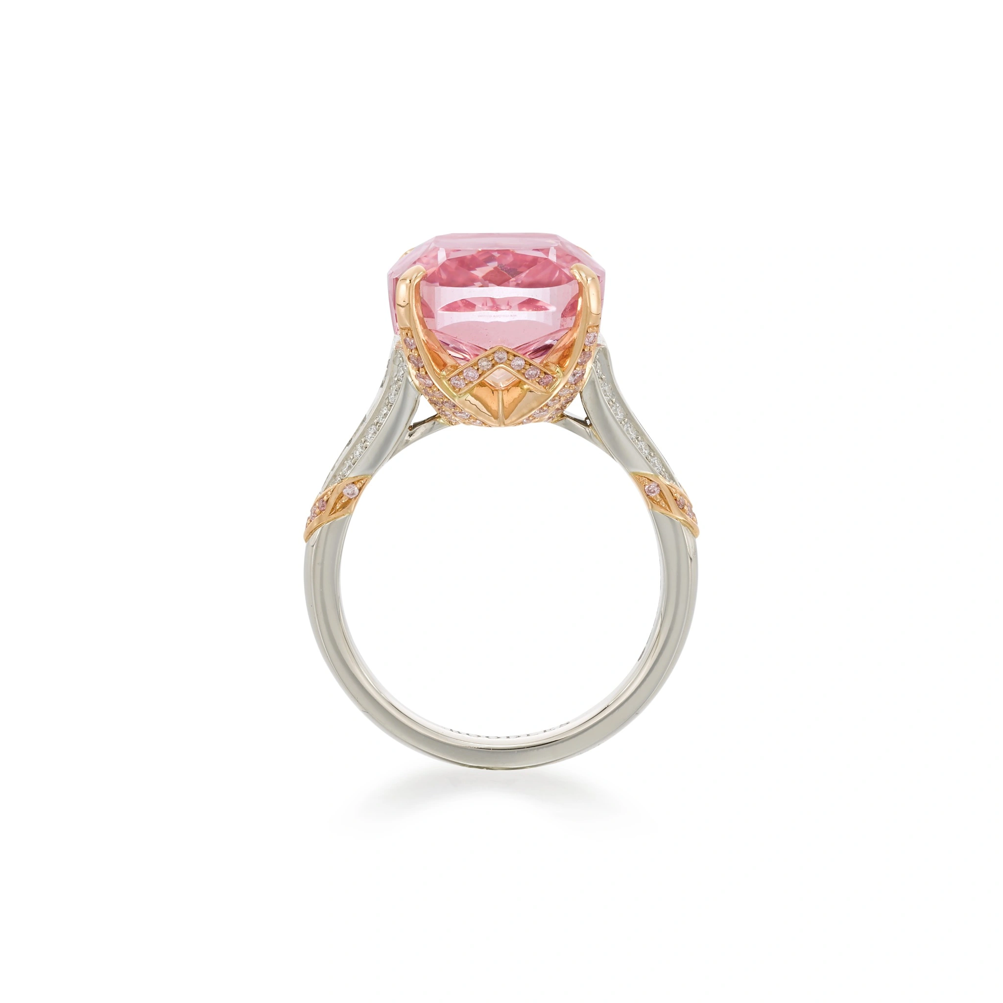 L'anello in argento con accenti d'oro presenta un grande diamante rosa di forma ovale incastonato in una montatura ornata e rialzata con dettagli intricati sulla fascia, che ricordano i pezzi pregiati di Sotheby's.