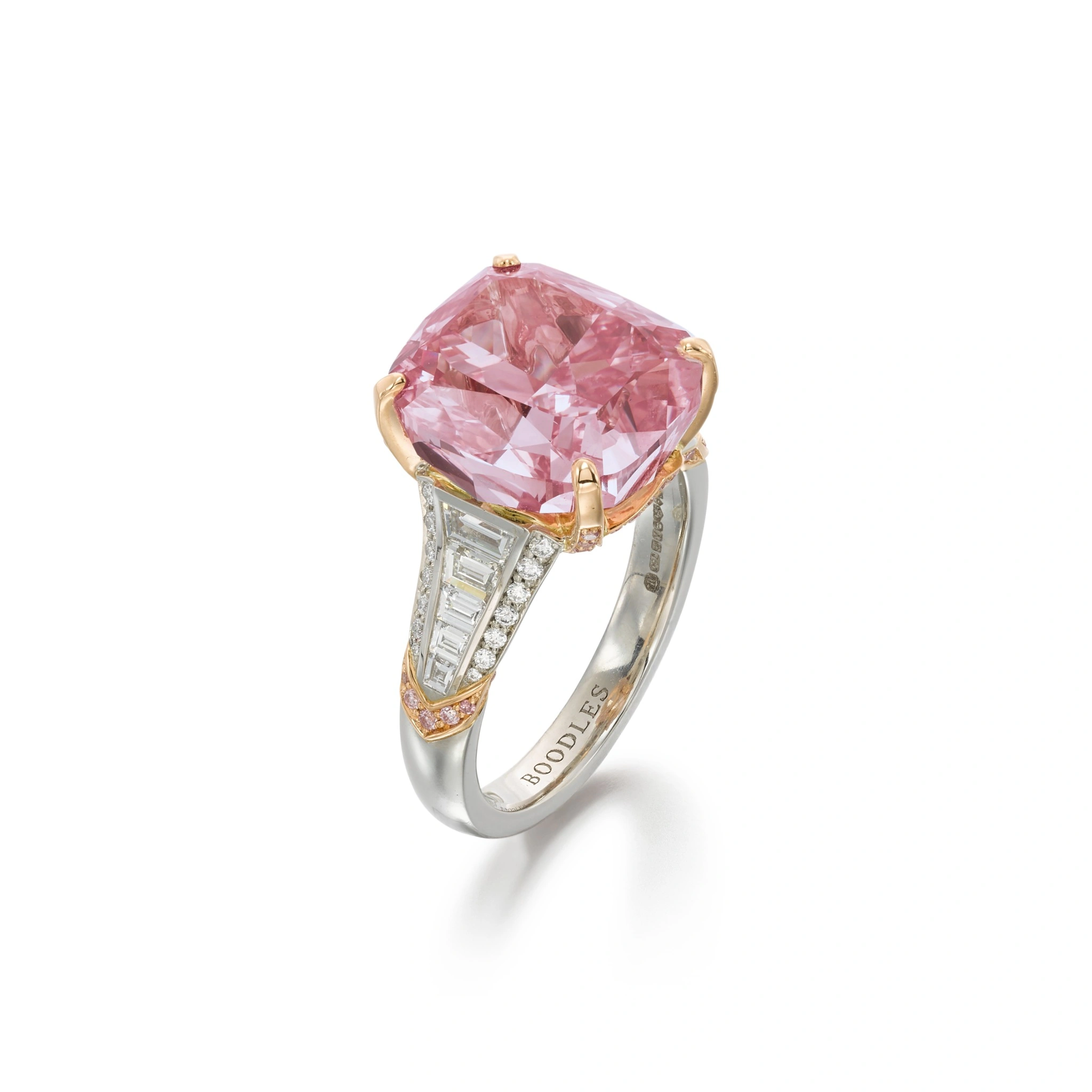 Anello in argento con grande diamante rosa taglio cuscino incastonato in una montatura a griffe in oro, con diamanti tondi e a baguette affusolati sulla fascia, che ricorda l'eleganza senza tempo di Sotheby's, con "DOODLES" inciso all'interno.