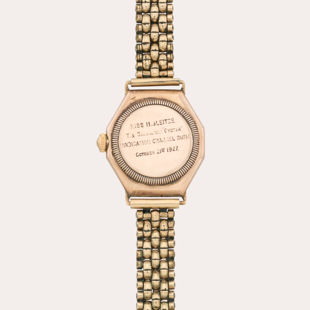 Orologio da polso in oro con fondello inciso, recante l'iscrizione: "MISS M. JELINEK, CONSIGLIO DELLA CONTEA DI I.S., NUOTO NEL CANALE DELLA RIVENDICAZIONE, 18 OTTOBRE 1927". Simile a quelli indossati da Mercedes Gleitze nelle sue storiche nuotate sponsorizzate da Rolex.