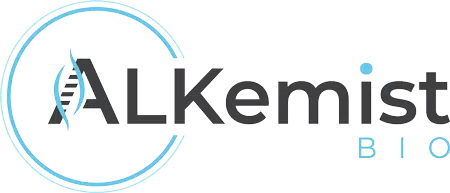 Logo per Alkemist Bio con il nome dell'azienda in nero e blu, con una doppia elica di DNA integrata nella lettera "A" e un contorno circolare blu che circonda parzialmente il testo.