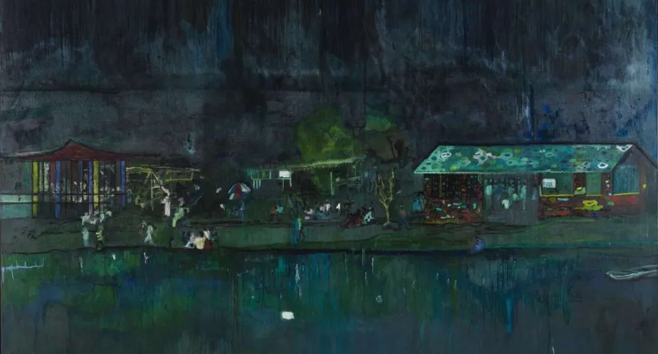 Un dipinto cupo e lunatico, che ricorda Peter Doig alla Serpentine, raffigura persone riunite vicino a edifici colorati in riva a uno specchio d'acqua riflettente, di notte, con ombre e dettagli sfocati che rendono la scena misteriosa e suggestiva.