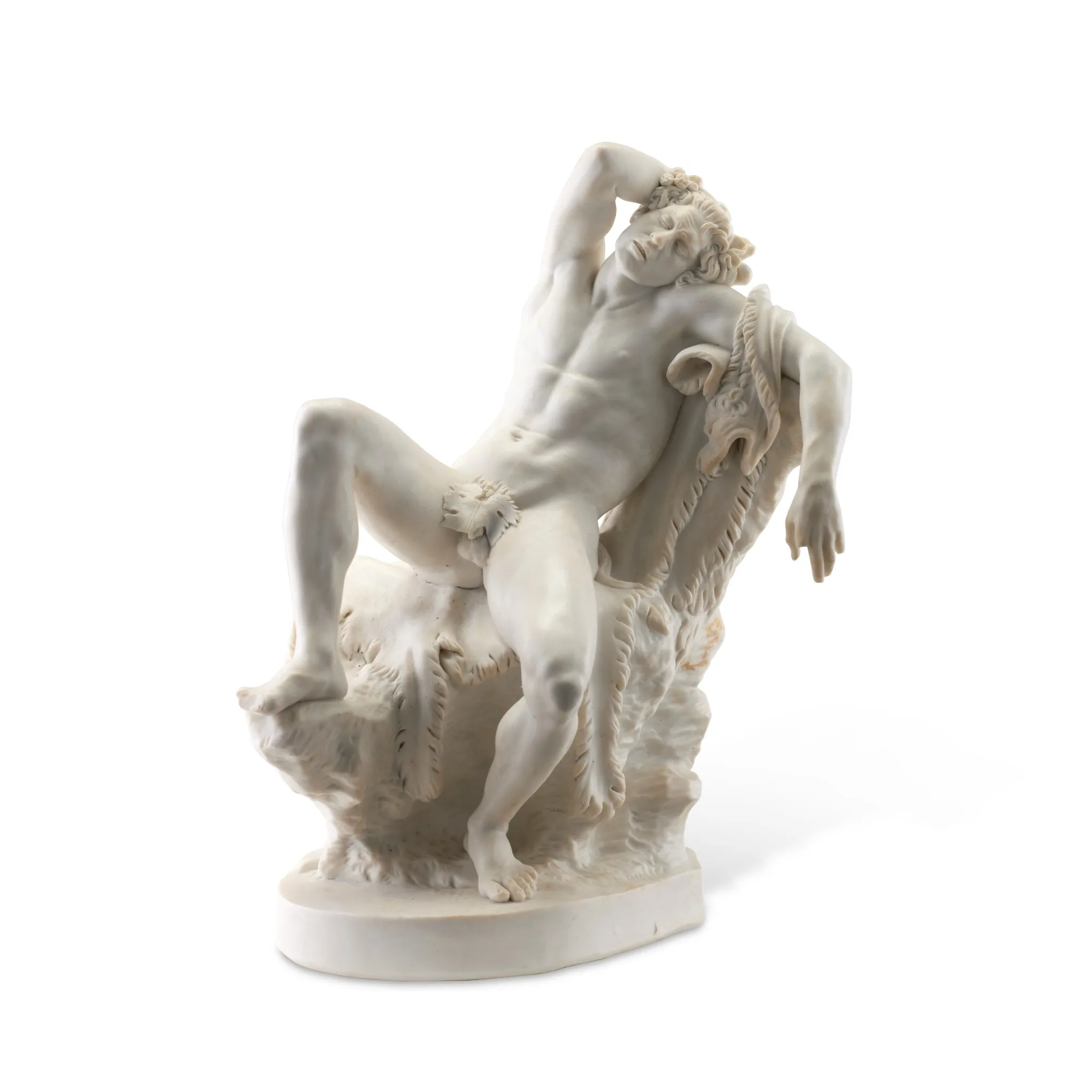 Scultura in marmo di una figura maschile nuda reclinata, parzialmente drappeggiata con pelle di animale, che si appoggia all'indietro in stato di spossatezza o contemplazione: un pezzo di grande effetto che ha recentemente stabilito un record di Sotheby's Italia.
