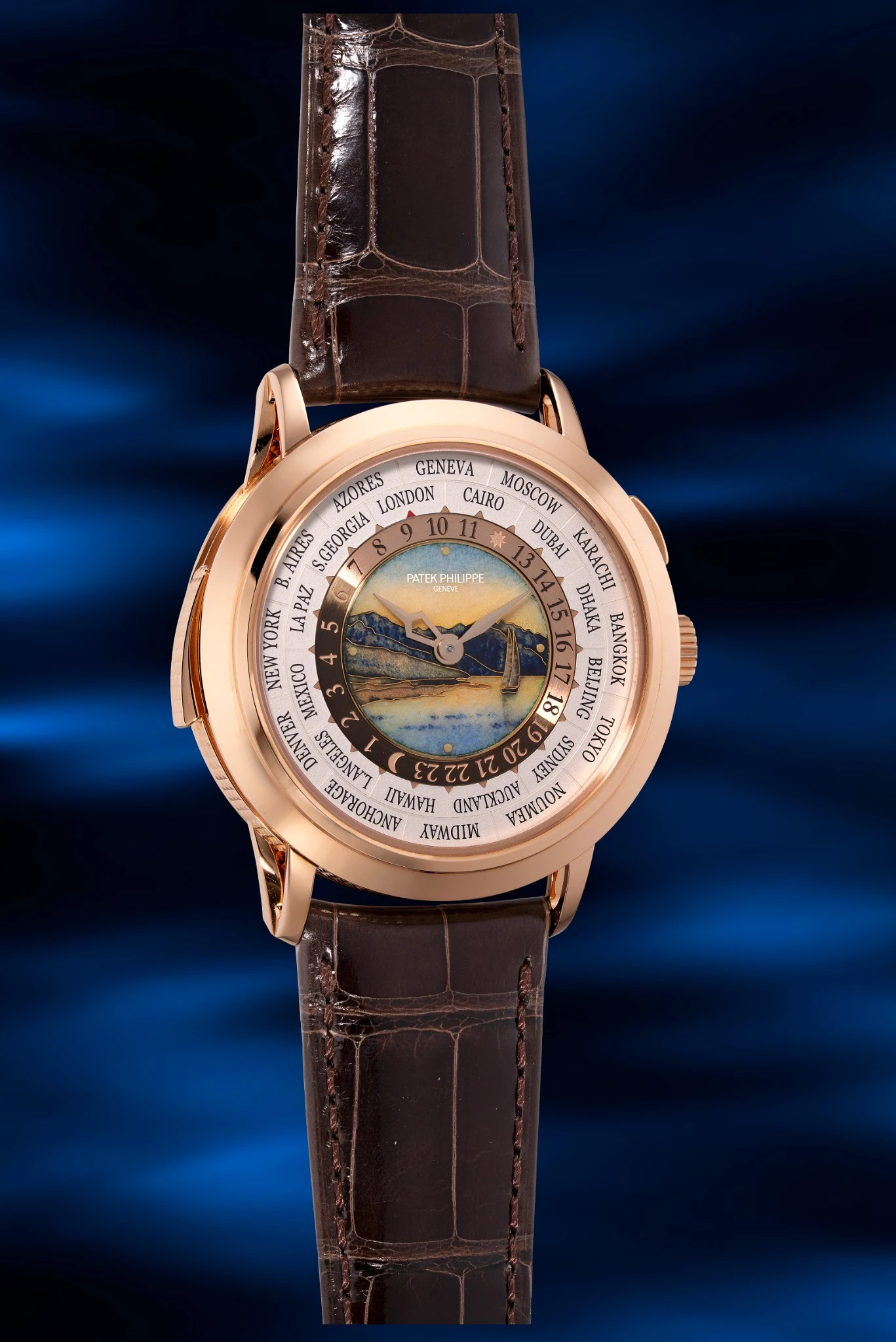 Un orologio da polso di lusso con cinturino in pelle marrone, cassa in oro e un disegno dettagliato della mappa del mondo sul quadrante - che richiama l'eleganza di Patek Philippe Hong Kong - con i nomi delle città intorno al bordo, su uno sfondo blu sfocato.