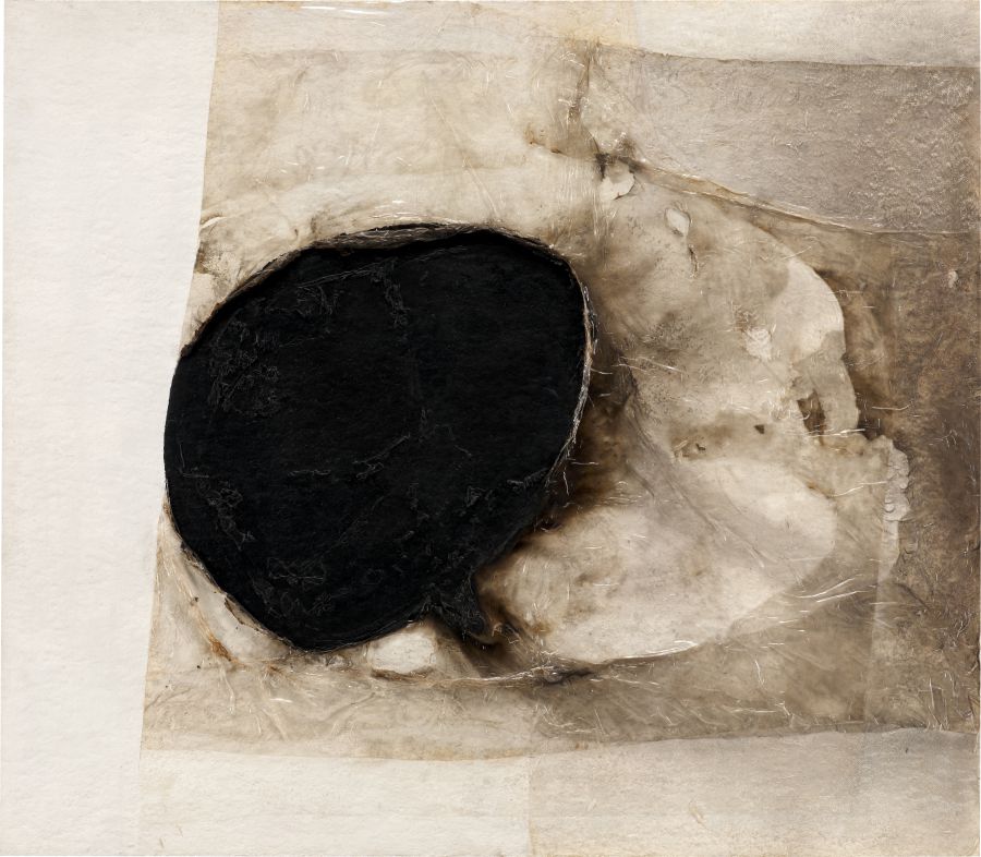 Opera d'arte astratta con una grande forma ovale irregolare nera al centro, circondata da sfumature strutturate e stratificate di beige, bianco e grigio: una composizione dalla superficie ruvida e tattile e dal fascino organico che ricorda le selezioni di Sotheby's Italia.