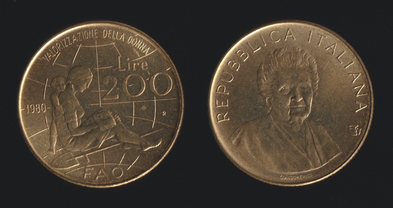 Due monete italiane commemorative: una faccia mostra una donna seduta su un mappamondo che legge, con "VOLTIZZAZIONE DELLA DONNA", "1980" e "FAO"; l'altra faccia presenta un ritratto di donna e "REPVBBLICA ITALIANA".