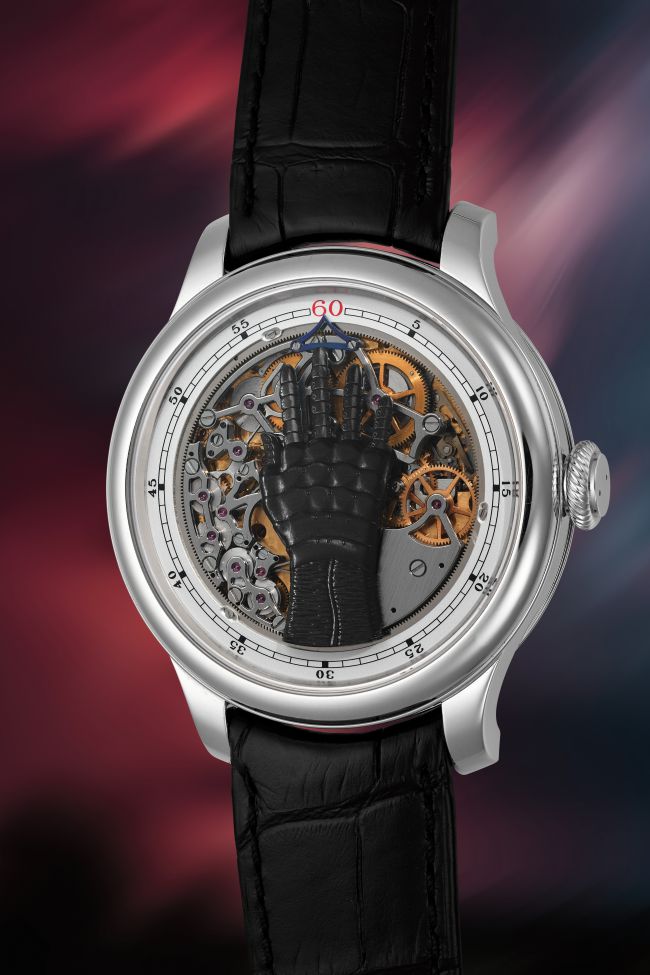 Orologio da polso di lusso con quadrante trasparente che mostra intricati ingranaggi e una lancetta meccanica nera sul quadrante, su uno sfondo sfocato e colorato. L'orologio ha un cinturino in pelle nera e una cassa argentata.