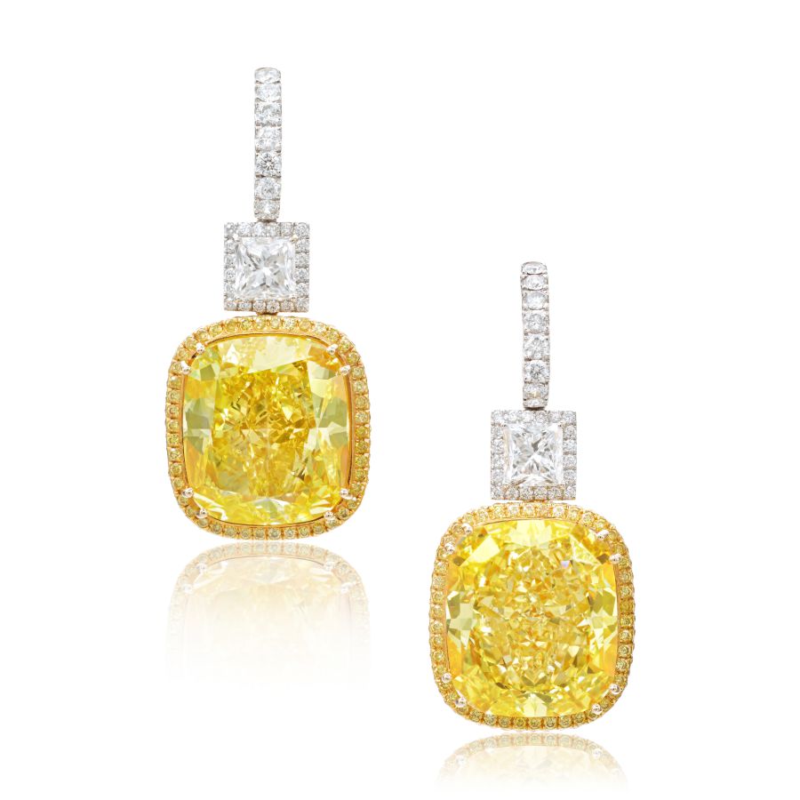 Coppia di orecchini a goccia con grandi gemme gialle a taglio cuscino circondate da piccoli diamanti, con diamanti bianchi quadrati e ganci tempestati di diamanti. Gli orecchini sono eleganti e scintillanti.