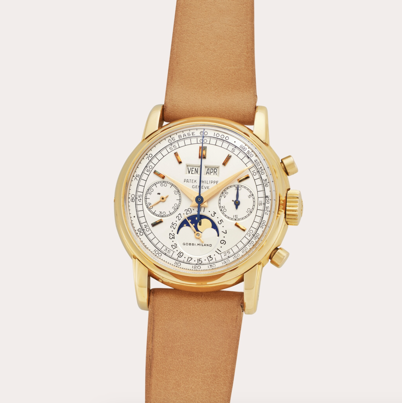 Un orologio da polso Patek Philippe in oro con cinturino in pelle marrone, caratterizzato da un dettagliato quadrante bianco con contatori multipli, fasi lunari e calendario completo: una scelta squisita tra gli orologi costosi 2025.