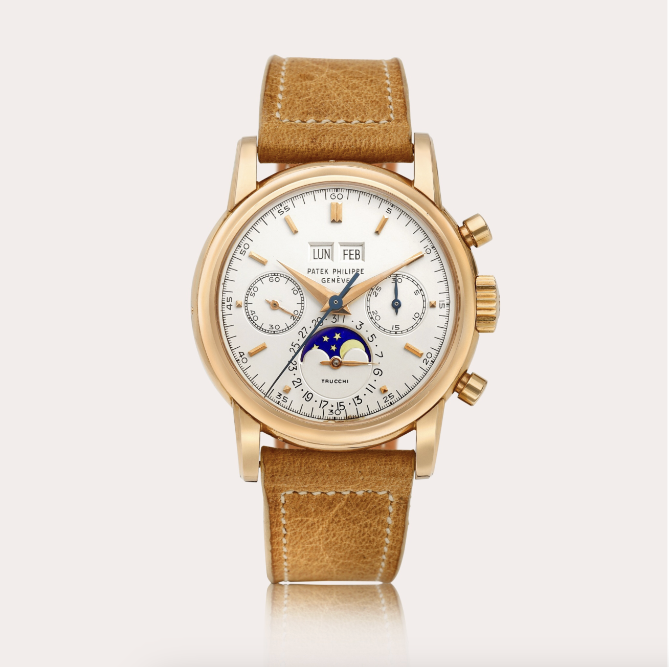 Un orologio da polso Patek Philippe in oro con cinturino in pelle marrone, quadrante bianco, indicazione delle fasi lunari in oro e blu, contatori e finestrelle per il giorno, la data e il mese - un'icona tra gli orologi costosi 2025 - visualizzati in verticale su uno sfondo chiaro.