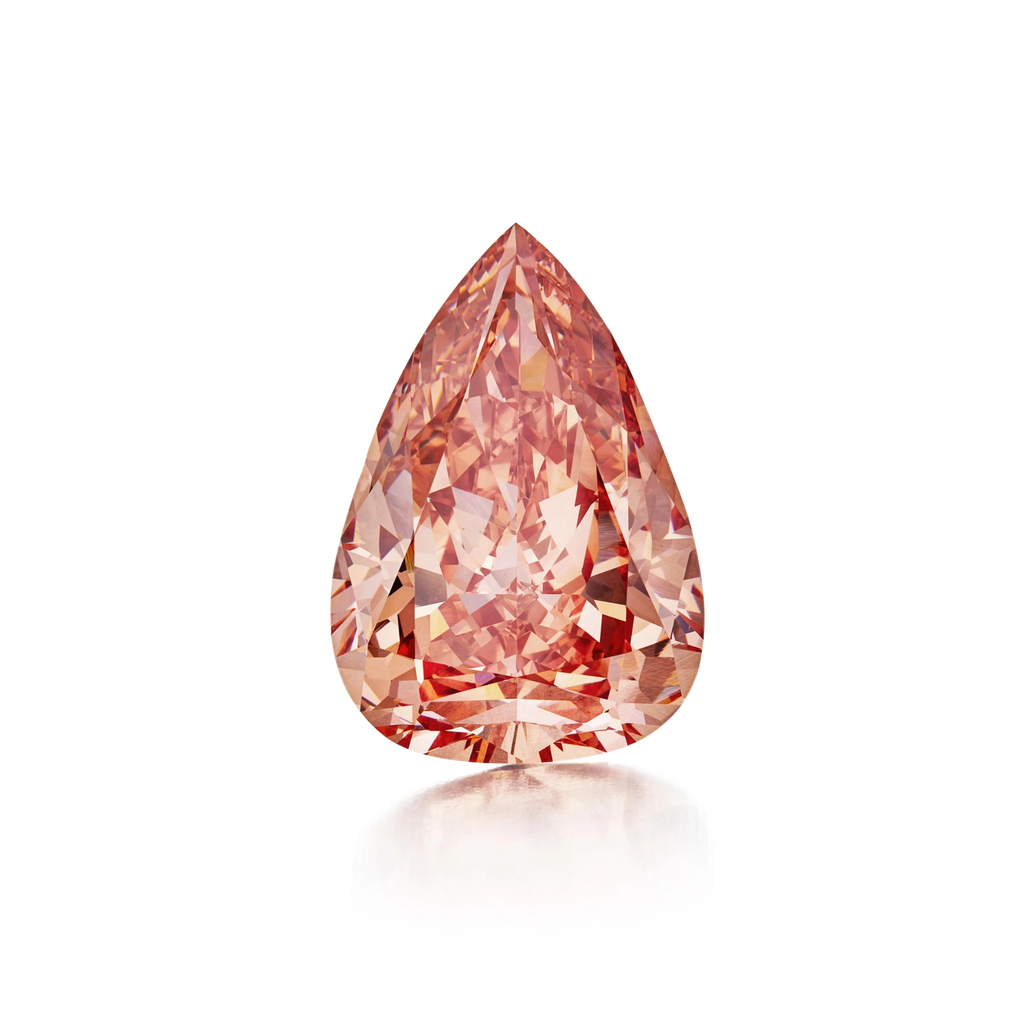 Un diamante rosa-arancio a forma di pera con sfaccettature multiple si erge su una superficie bianca riflettente, evocando l'eleganza di Abu Dhabi Lusso, incastonato su un semplice sfondo bianco.