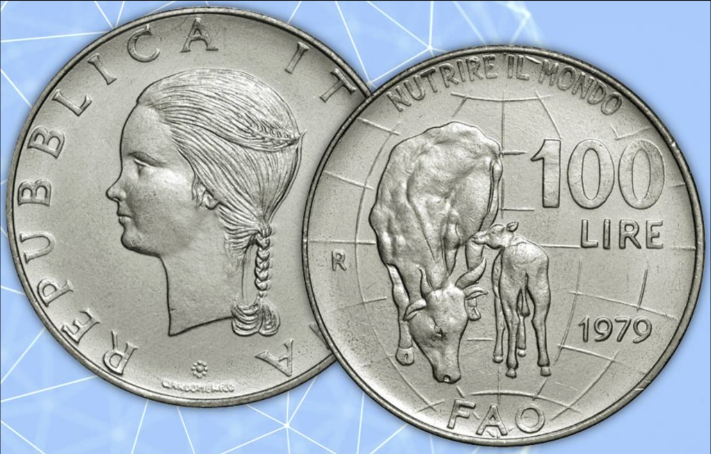 Due monete italiane da 100 lire. Una faccia mostra un profilo di donna con capelli intrecciati e la scritta "REPVBBLICA ITALIANA". L'altra faccia mostra una mucca e un vitello, le scritte "NUTRIRE IL MONDO", "100 LIRE", "1979" e "FAO" su uno sfondo geometrico blu.