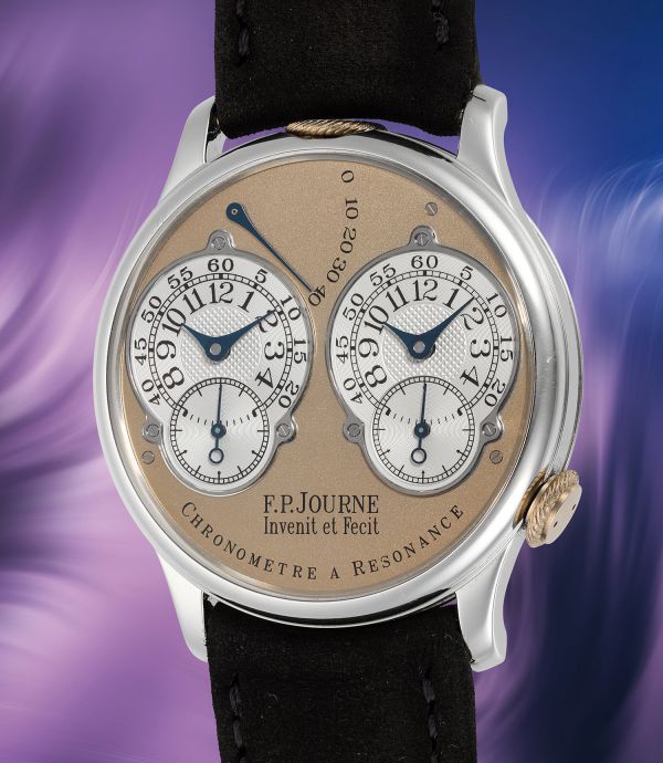 Un lussuoso orologio da polso F.P. Journe con due quadranti, cinturino in pelle nera e quadrante beige con dettagli meccanici, su un vivace sfondo viola e blu sfumato.