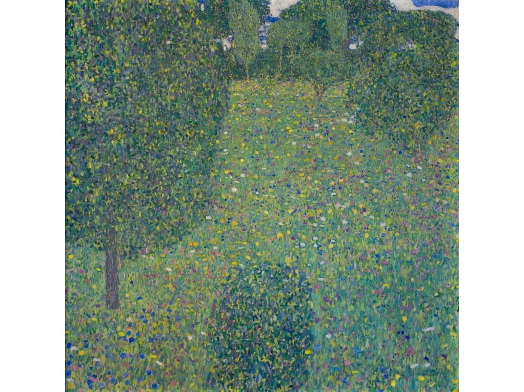 Un prato verde e rigoglioso pieno di fiori selvatici colorati, delimitato da alberi folti e frondosi sotto un cielo luminoso, dipinto in uno stile dettagliato e puntinista.