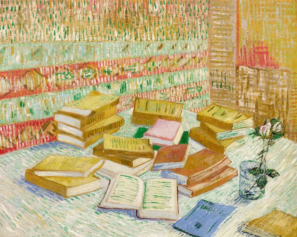 Un dipinto raffigurante un tavolo coperto di libri aperti e chiusi di vari colori, una singola rosa rosa in un bicchiere e un muro a motivi sullo sfondo, reso nello stile distinto e materico di Van Gogh.