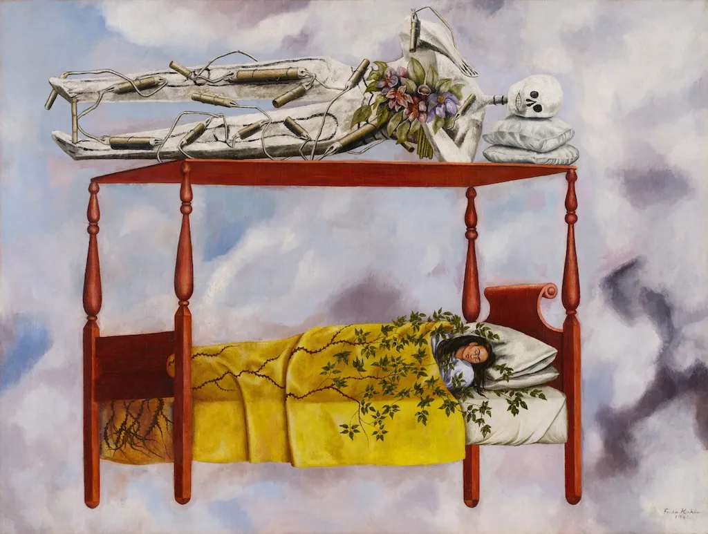 Un dipinto surreale mostra una donna che dorme in un letto coperto da un lenzuolo giallo con rami, mentre sopra di lei, su un baldacchino, giace uno scheletro decorato con fiori su uno sfondo di cielo nuvoloso.