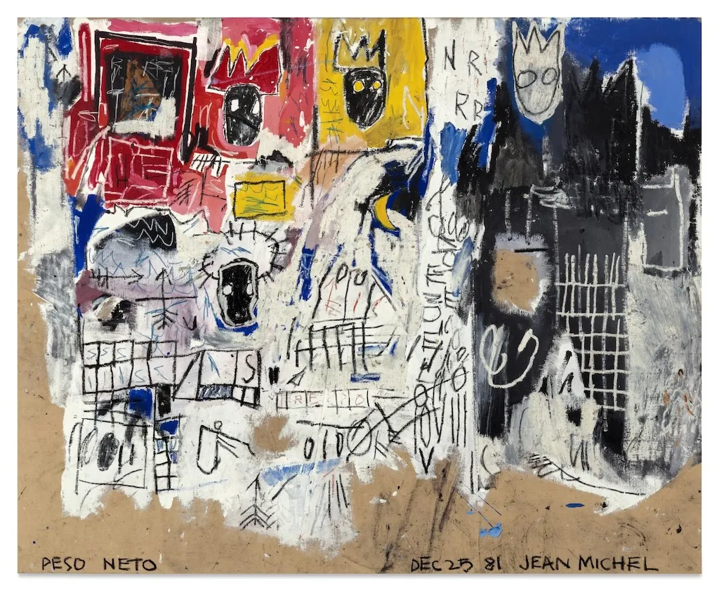 Un colorato dipinto astratto di Jean-Michel Basquiat presenta corone, volti, griglie e testi scarabocchiati in rosso, giallo, blu, nero e bianco. In basso compaiono le parole "PESO NETO" e la data "DEC 23 81".