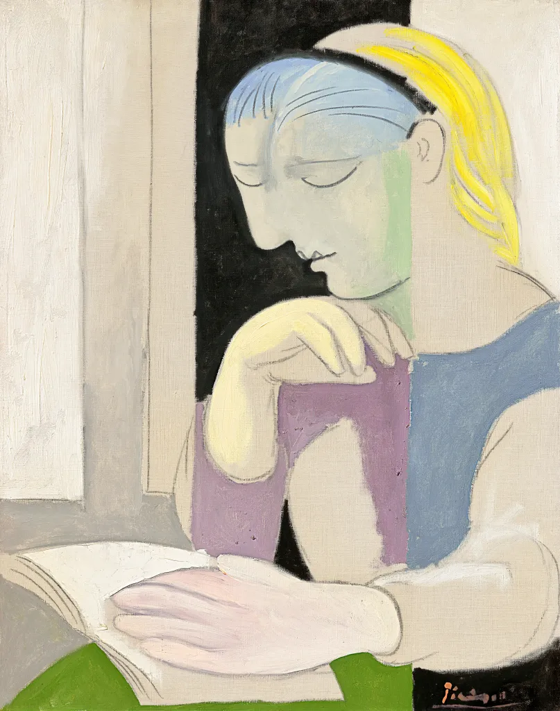 Quadro astratto di una donna con i capelli gialli che legge un libro. Il volto e la parte superiore del corpo della figura sono rappresentati con forme geometriche e colori pastello, caratteristici dello stile di Picasso. La donna appoggia il mento sulla mano e sembra pensierosa.