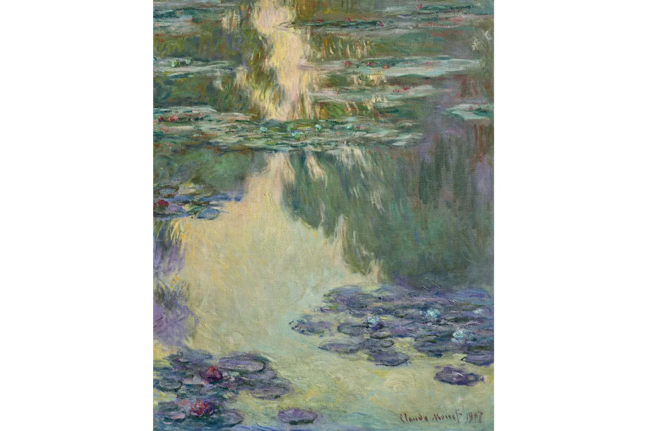 Un dipinto impressionista di Claude Monet che raffigura uno stagno con ninfee, ninfee verdi e riflessi di luce e fogliame sulla superficie dell'acqua con colori tenui e sfumati.