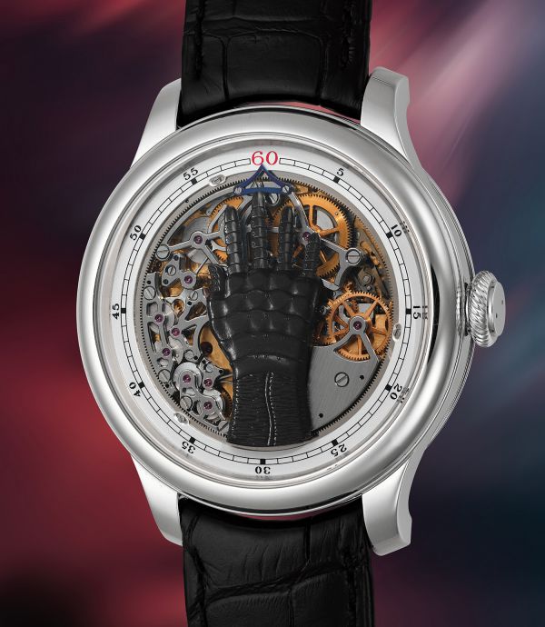 Un orologio da polso di lusso con cassa argentata e cinturino in pelle nera, caratterizzato da un movimento meccanico intricato e visibile e da una lancetta robotica nera come elemento centrale del quadrante.
