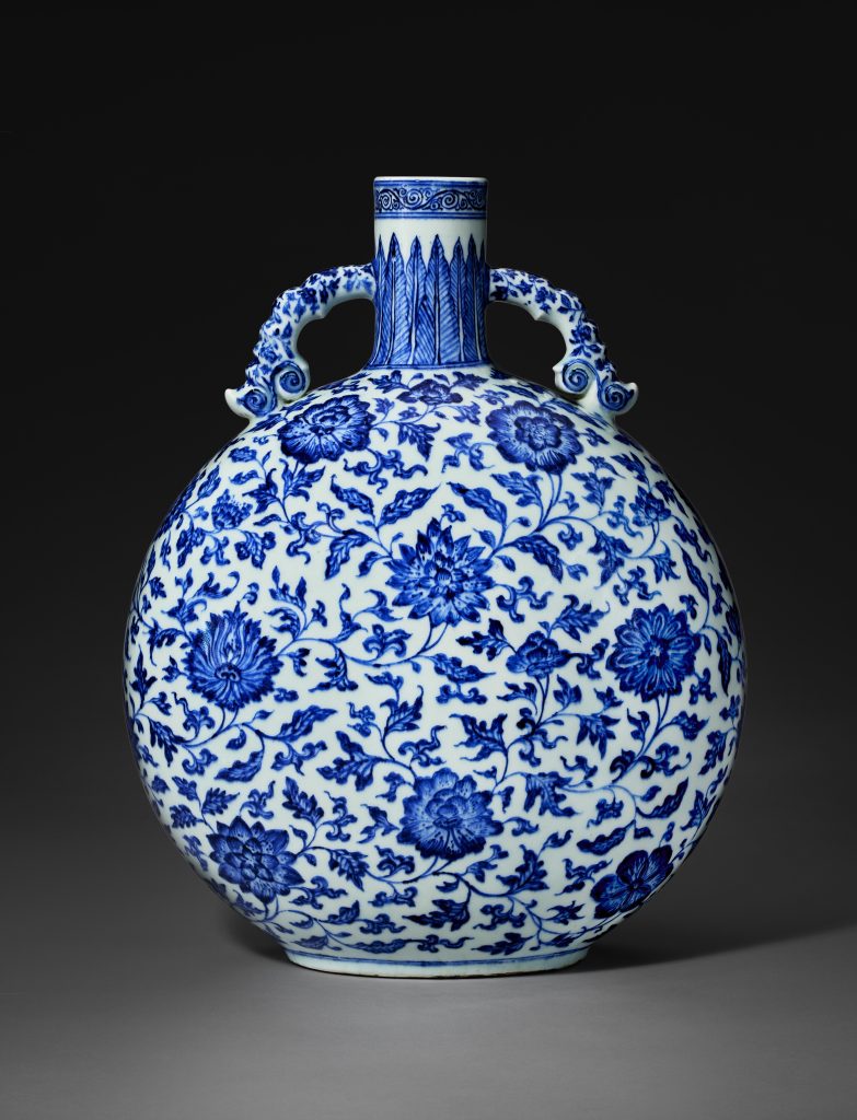 Una fiaschetta rotonda in porcellana con disegni floreali blu e manici ornati su ciascun lato del collo stretto, su uno sfondo scuro, sarà presentata da Christie's nel 2025.