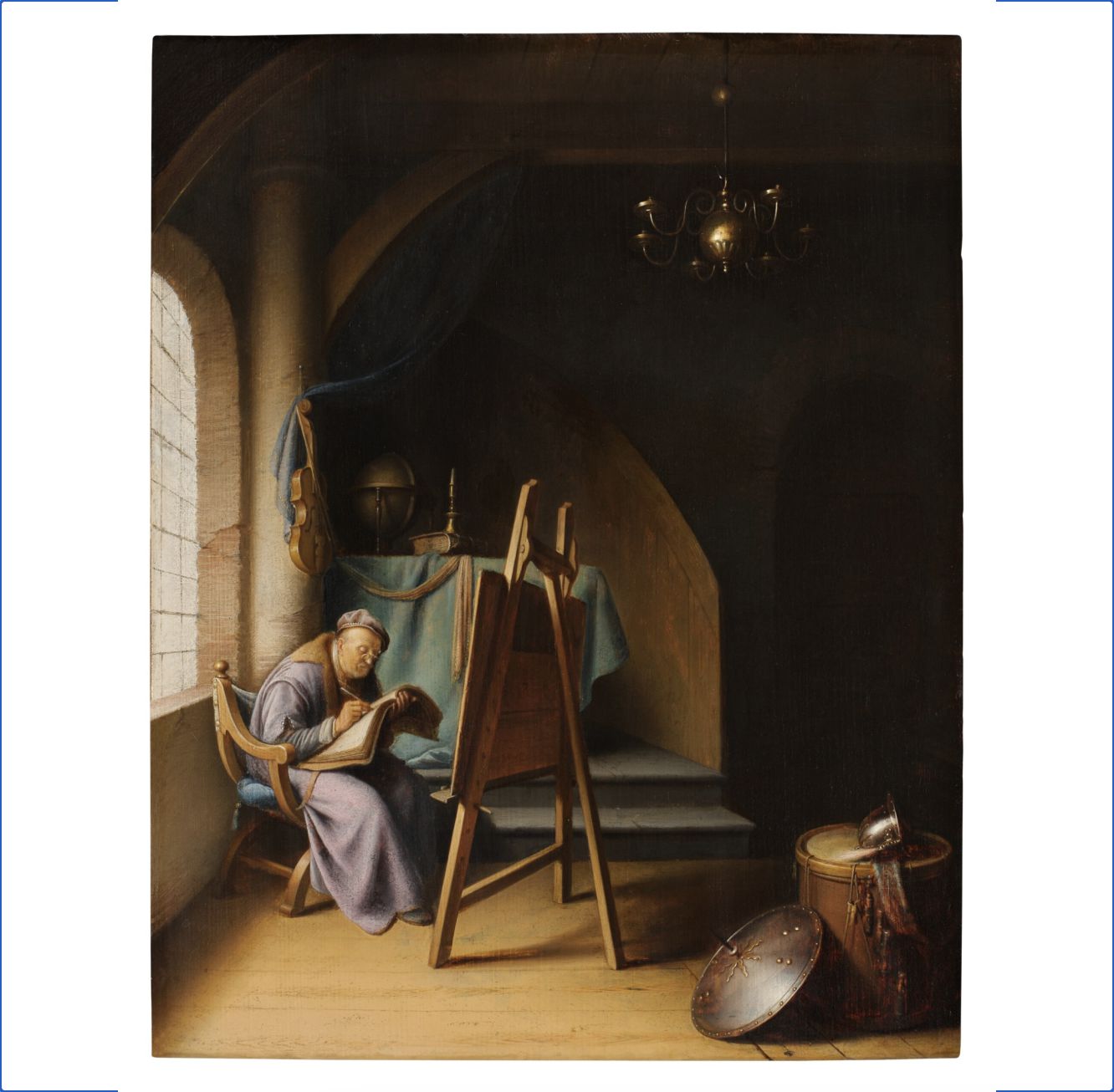 Una donna in abito lungo siede e disegna su un cavalletto in una stanza illuminata dal sole con finestre ad arco. Strumenti musicali, un lenzuolo e un tamburo sono appoggiati sul pavimento. La scena è tranquilla e illuminata da una luce calda.