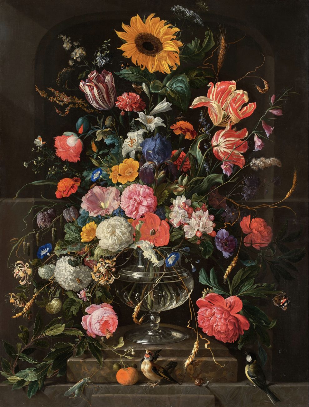 Un grande vaso ornato contiene un abbondante bouquet di fiori colorati, tra cui girasoli, tulipani, rose e peonie. La composizione si trova su un davanzale di pietra con due uccellini e frutta in basso, su uno sfondo scuro.
