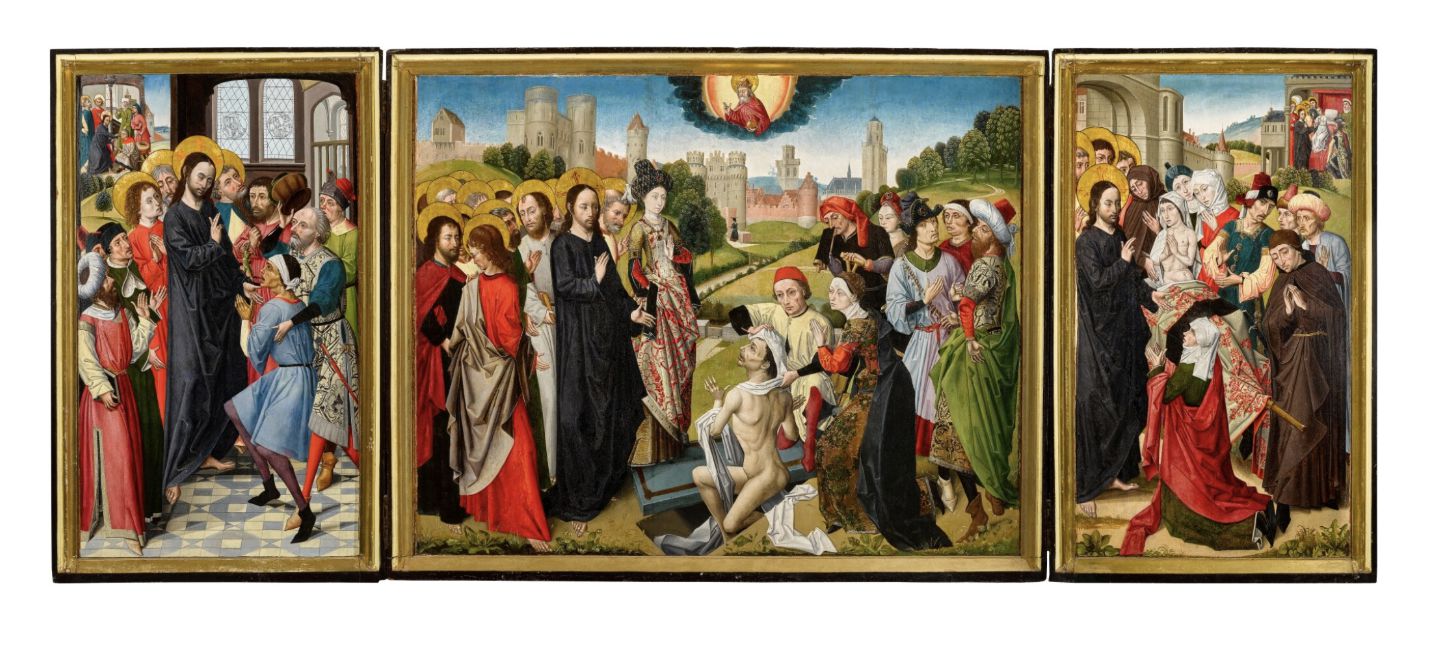 Un dipinto in trittico raffigura la storia biblica della resurrezione di Lazzaro, con figure centrali in abito, luttuosi e curiosi, in un paesaggio dettagliato con edifici e verde sullo sfondo.