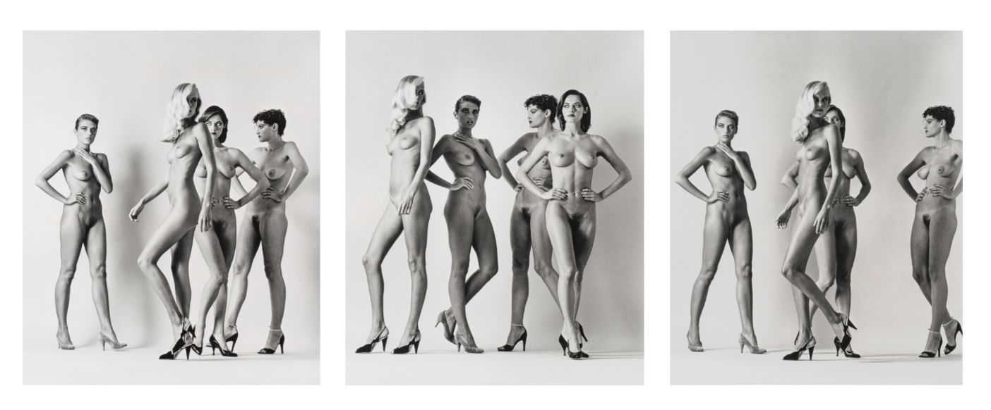 Tre foto in bianco e nero mostrano un gruppo di cinque donne nude con i tacchi alti, che posano con disinvoltura insieme in diverse disposizioni su uno sfondo semplice - tra le foto più costose 2025.