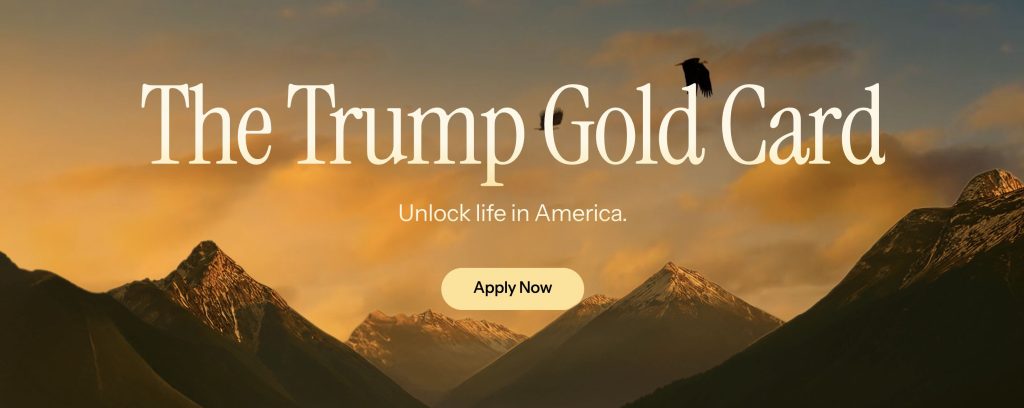 Un tramonto su montagne innevate con due uccelli nel cielo. Il testo grande recita "Trump Gold Card" e il testo più piccolo sotto dice "Sblocca la vita in America". Un pulsante giallo invita a richiedere ora la carta d'oro Trump.
