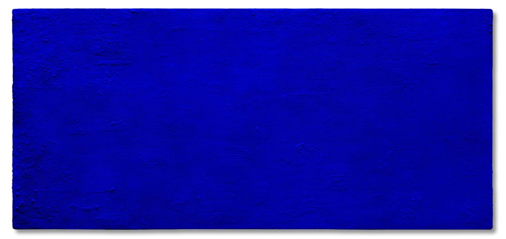 Una tela rettangolare interamente rivestita di un blu intenso e vibrante con una superficie strutturata, che ricorda i pezzi anticipati da Christie's 2025.