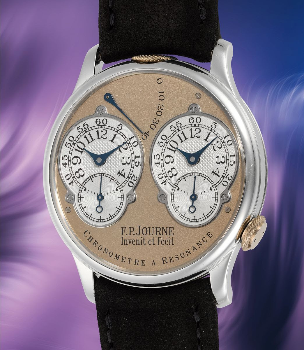 Un orologio di lusso F.P. Journe Chronomètre à Résonance con due quadranti, quadrante argento e oro, cinturino in pelle nera, in mostra su un vorticoso sfondo astratto viola-blu - un'icona di orologi lusso presto in asta Phillips.