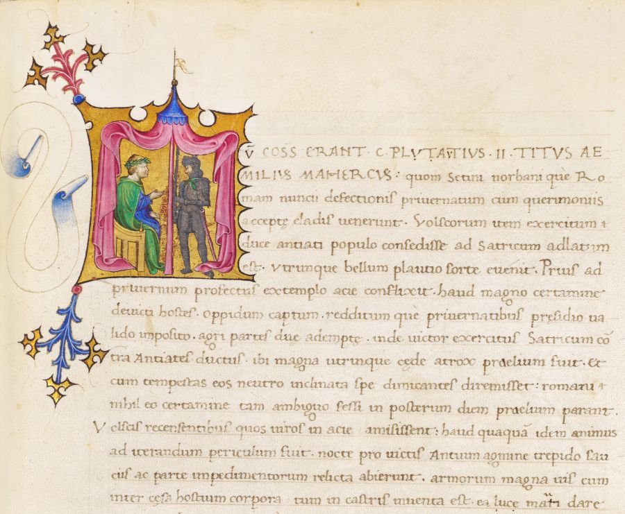 Una pagina di manoscritto miniato medievale presenta caratteri ornamentali, una grande "S" iniziale decorata e un'illustrazione di due figure, forse Ippolita Maria Sforza e un compagno, che parlano sotto un baldacchino rosa ornato da dettagli in oro.