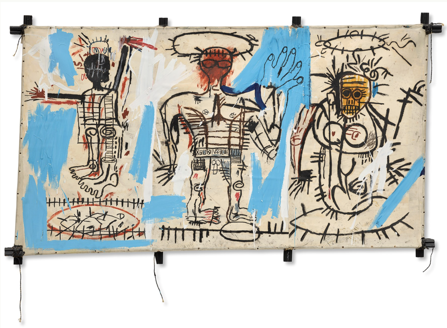 Tre figure umane astratte, disegnate in modo approssimativo e dai tratti scheletrici, appaiono su una tela con sfondi blu, bianchi e abbronzati. La figura centrale solleva una mano; linee frastagliate e pennellate espressive evocano l'energia dell'arte contemporanea 2025.